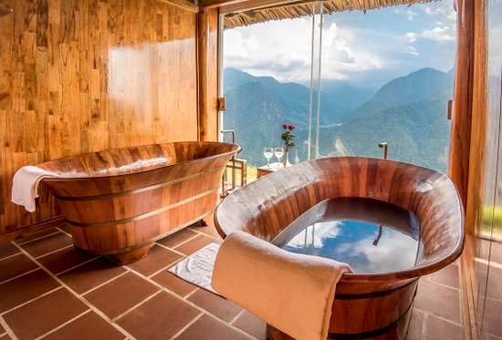 Bồn tắm đôi view núi tại spa tắm lá người Dao, hoàn hảo cho những phút giây thư giãn