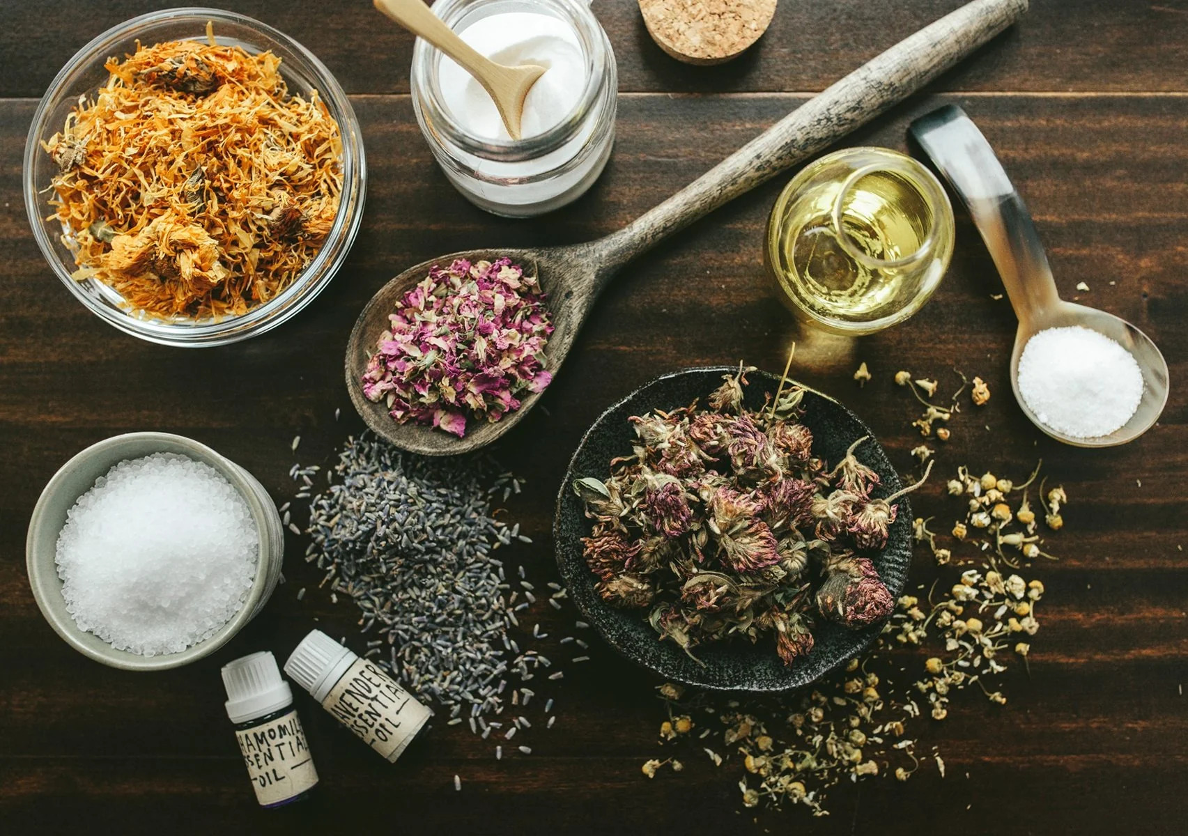 Thảo mộc tự nhiên được lựa chọn kỹ lưỡng cho liệu trình tắm lá người Dao