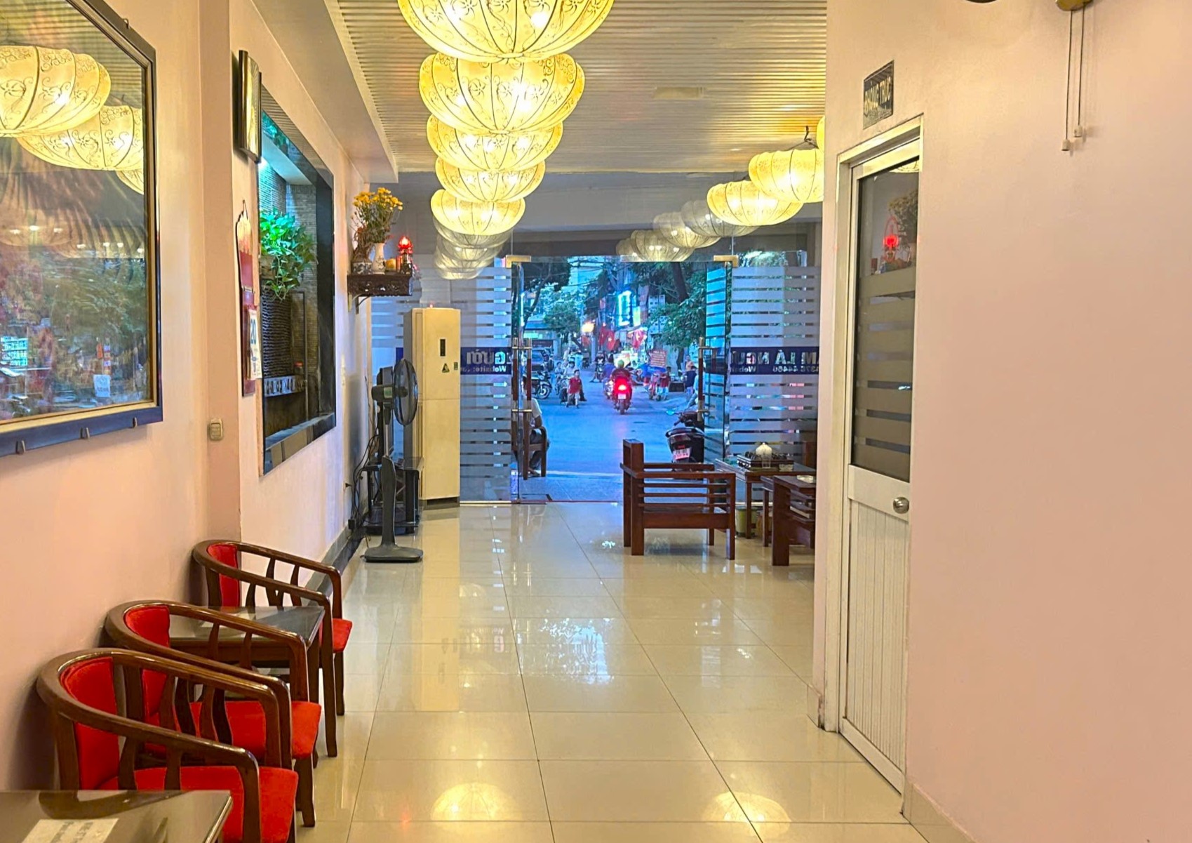 Không gian nội thất Tắm Lá Người Dao tại Trung Kính với thiết kế thư giãn nhẹ nhàng