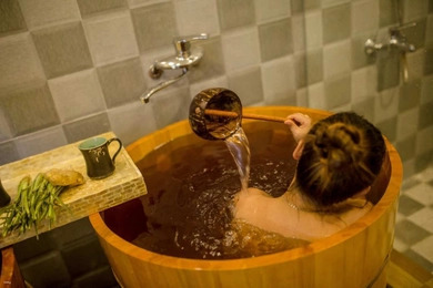 Ngâm mình trong bồn tắm thảo dược với quy trình tắm lá người Dao chuẩn truyền thống