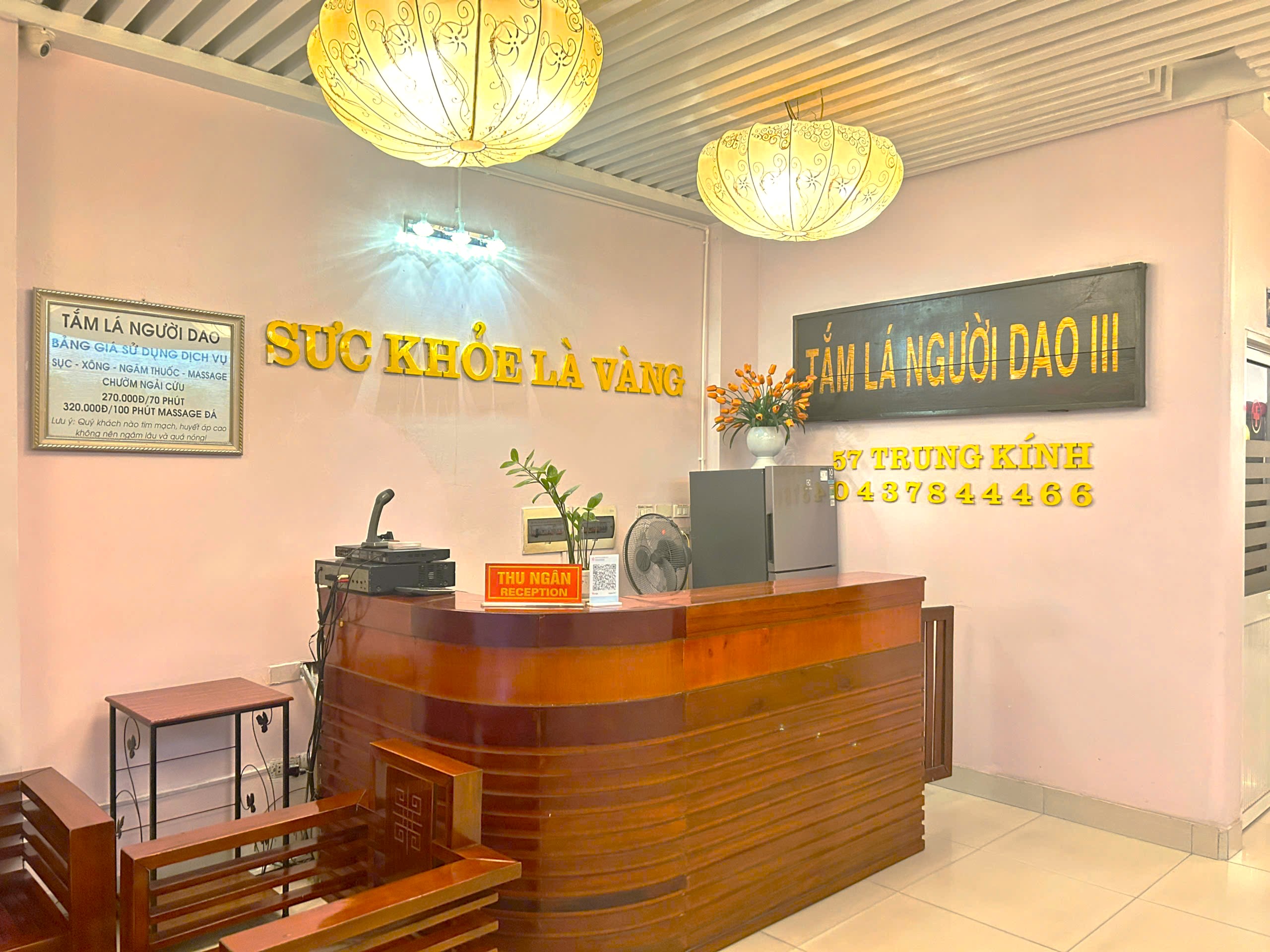 Khu vực lễ tân tại Tắm Lá Người Dao III - 57 Trung Kính với thiết kế ấm cúng và thân thiện.